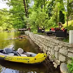Дом отдыха Luxury Riverfront With Pool&sports